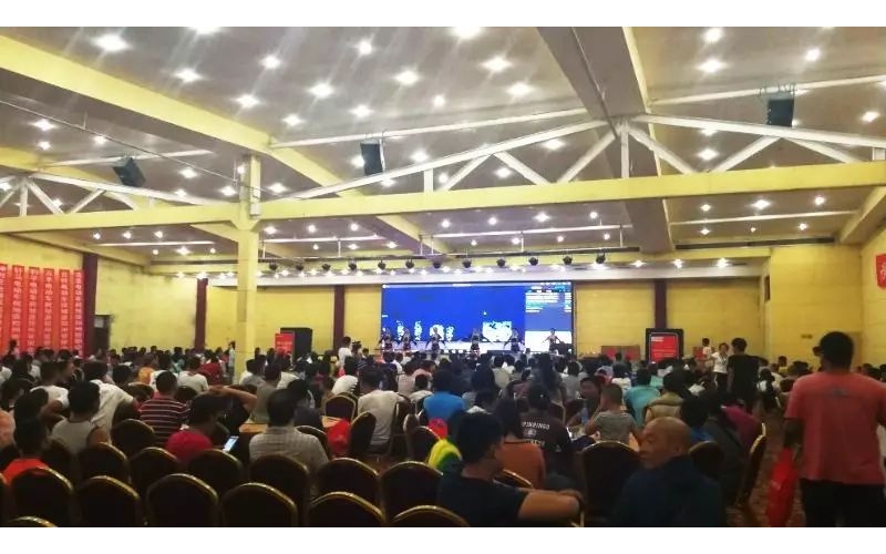 鄭州客戶答謝會(huì)太火爆!近1000人參會(huì)！半個(gè)小時(shí)訂貨突破1萬(wàn)組！